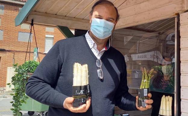 El alcalde de Tudela, Luis Javier Gómez, adquiere espárragos en uno d elos puntos de ventas del mercado.