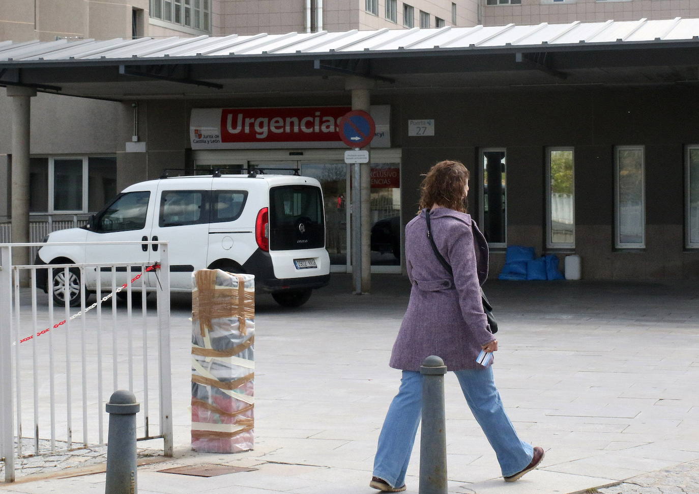 Una mujer llega al servicio de Urgencias del Hospital General de Segovia.