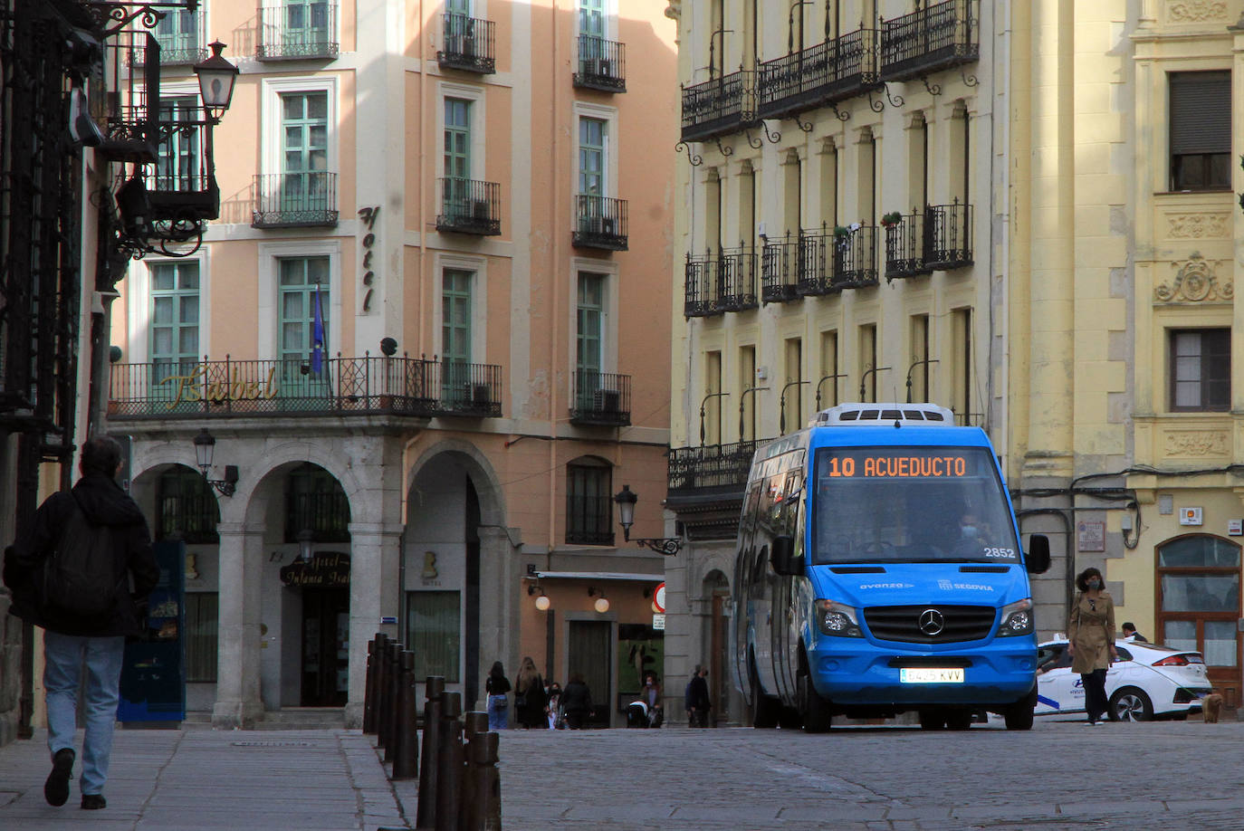 Autobús de la línea 10 circula por la Plaza Mayor de Segovia.