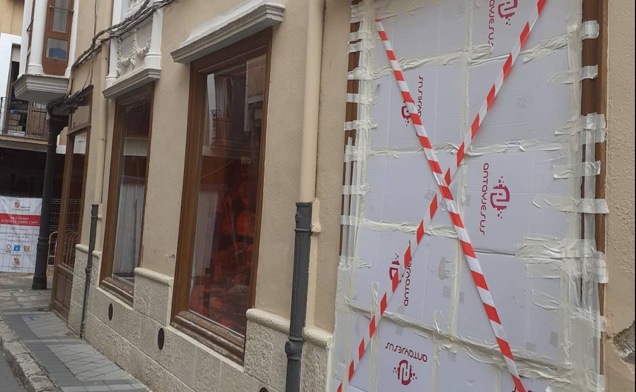 Escaparate de la tienda de Medina de Rioseco donde han intentado robar. 