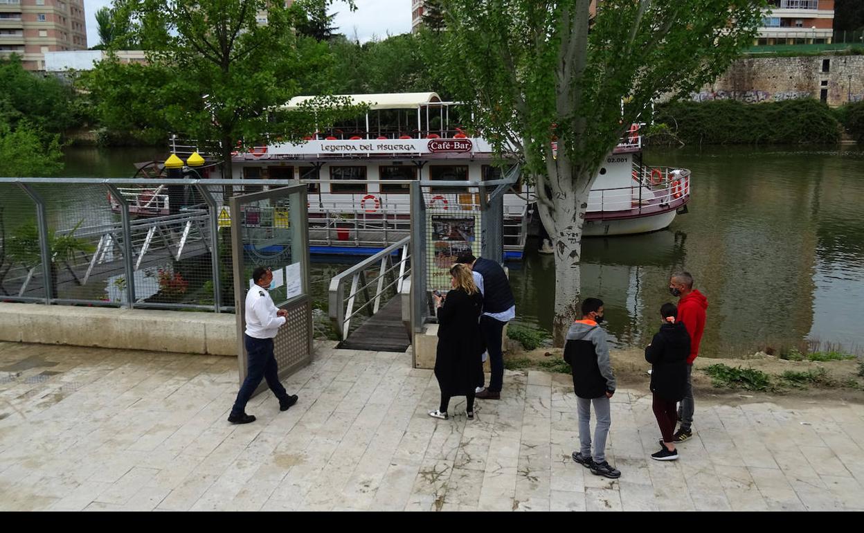 Embarque de los pasajeros durante el viaje de este domingo al mediodía