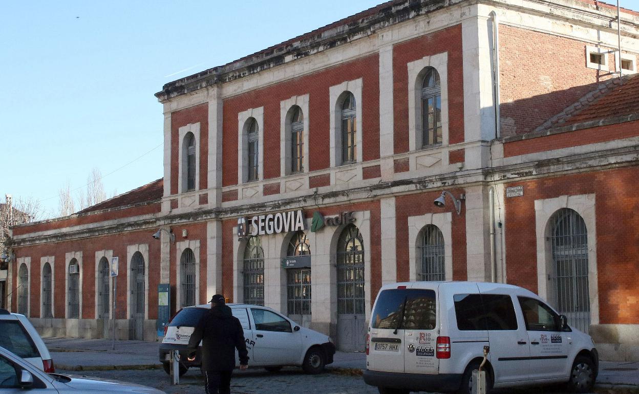 Fachada exterior de la estación de tren de Segovia.