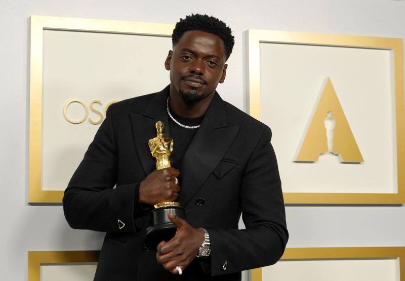 Daniel Kaluuya posa con el premio al Mejor Actor de Reparto por su papel en 'Judas and the black messiah'.