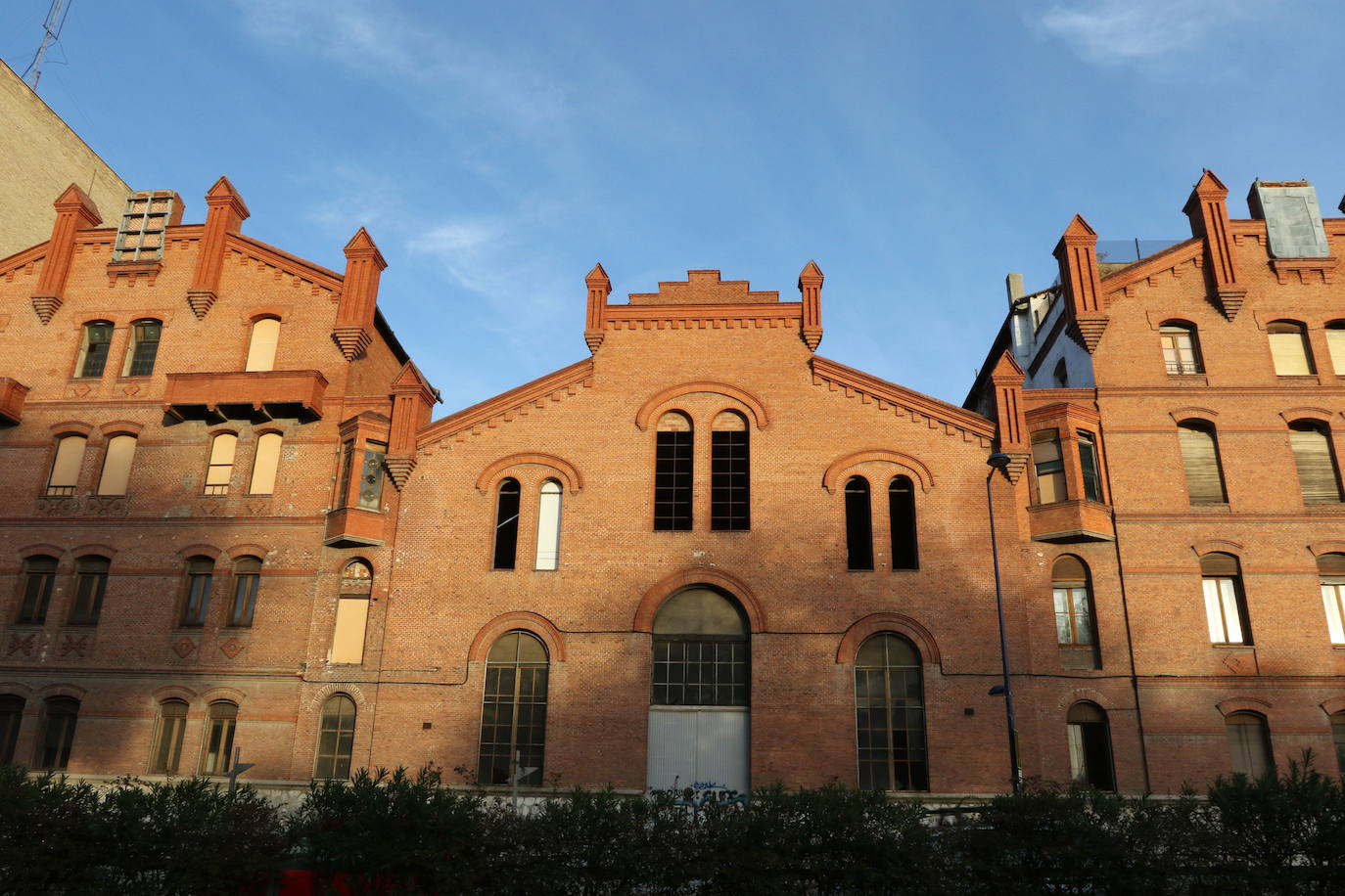 Imagen secundaria 2 - Sala de máquinas de la central de la Electra Popular en 1911 e imagen actual de la fachada del edificio.