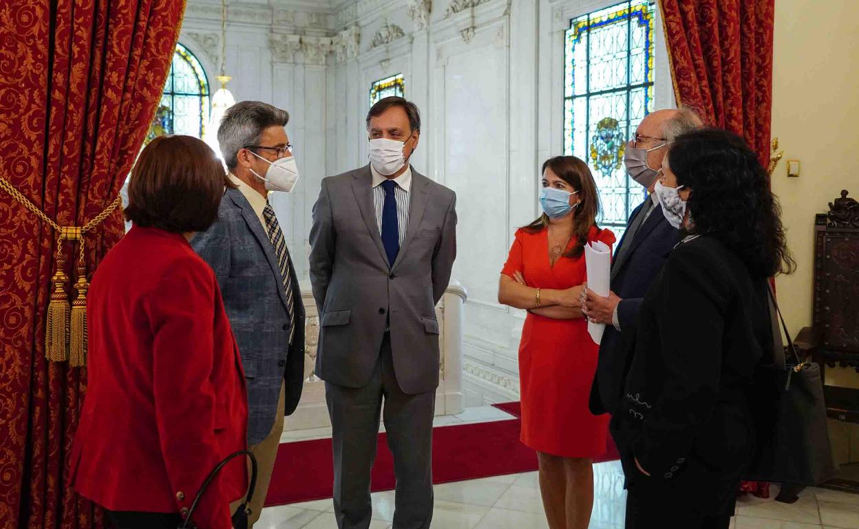 Carbayo y Mª V. Bermejo junto a representantes de los jurados de poesía y novela 