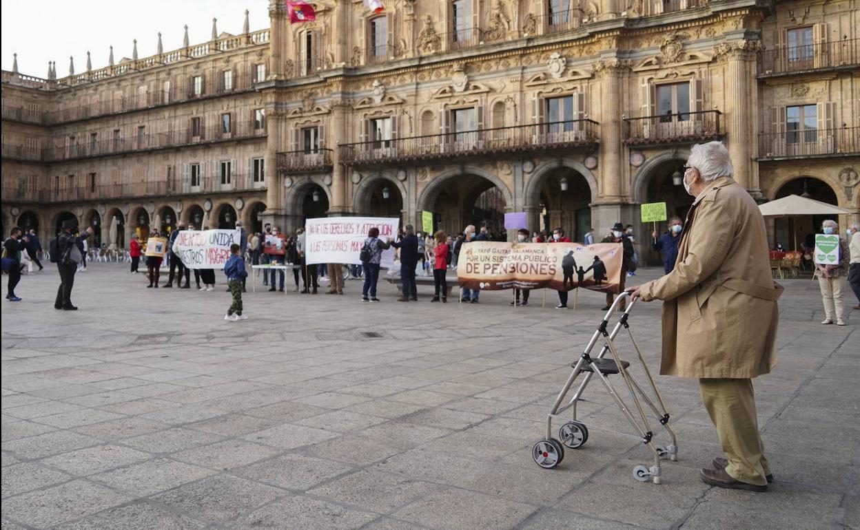 Las pensiones bajan un 0,10% respecto al mismo mes del año pasado.