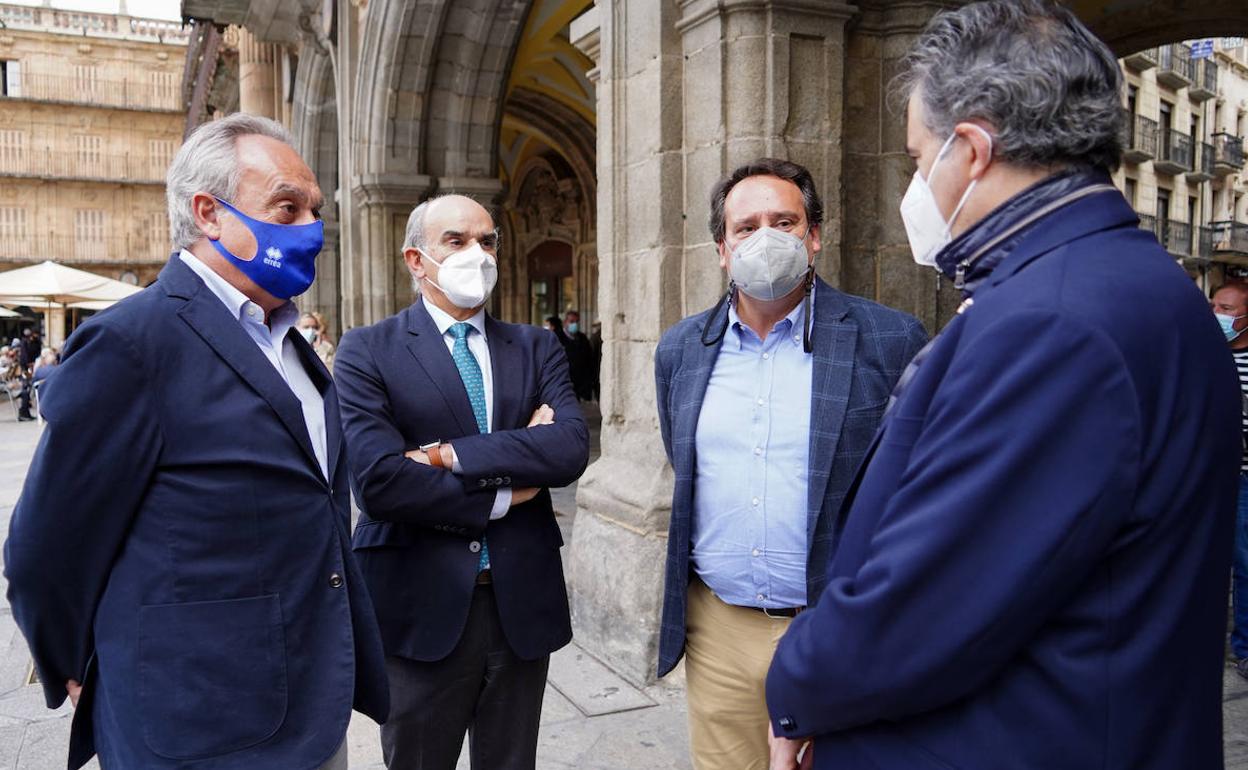 Los hermanos Recio (Miguel, Javier y Jorge)charlan con Caros Méndez. 