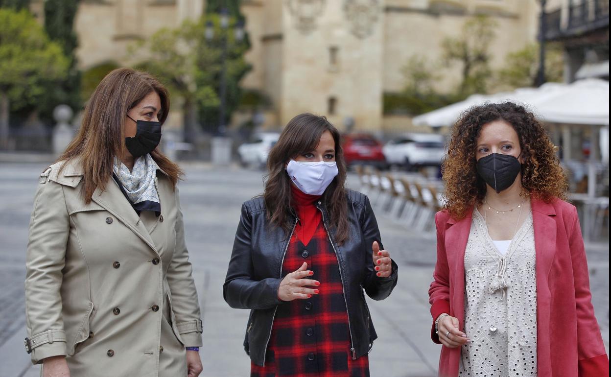 Marta Sanz, Gemma Villarroel y Noemí Otero, en Segovia. 
