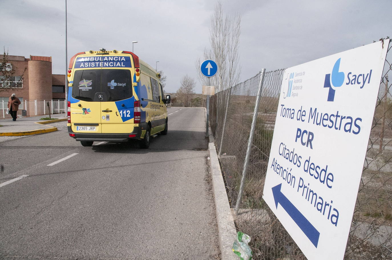 Cartel que indica la toma de muestras PCR en el Hospital General de Segovia.