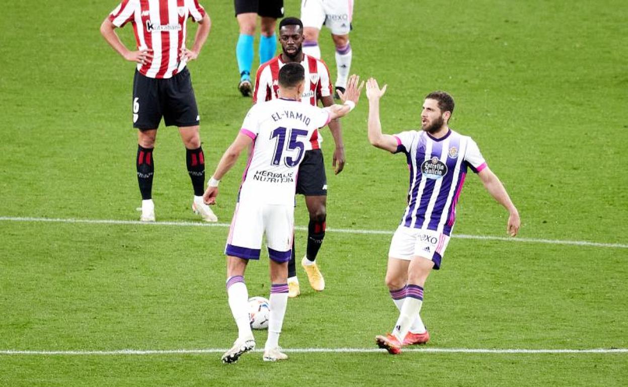 El Yamiq celebra con Weissman el empate a dos ante Iñaki Williams