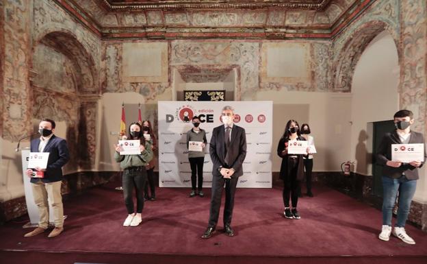 Los premiados posan con el director de Comunicación, Impacto Social y Asuntos Públicos del Grupo Renault Iberia, Jesús Presa. 