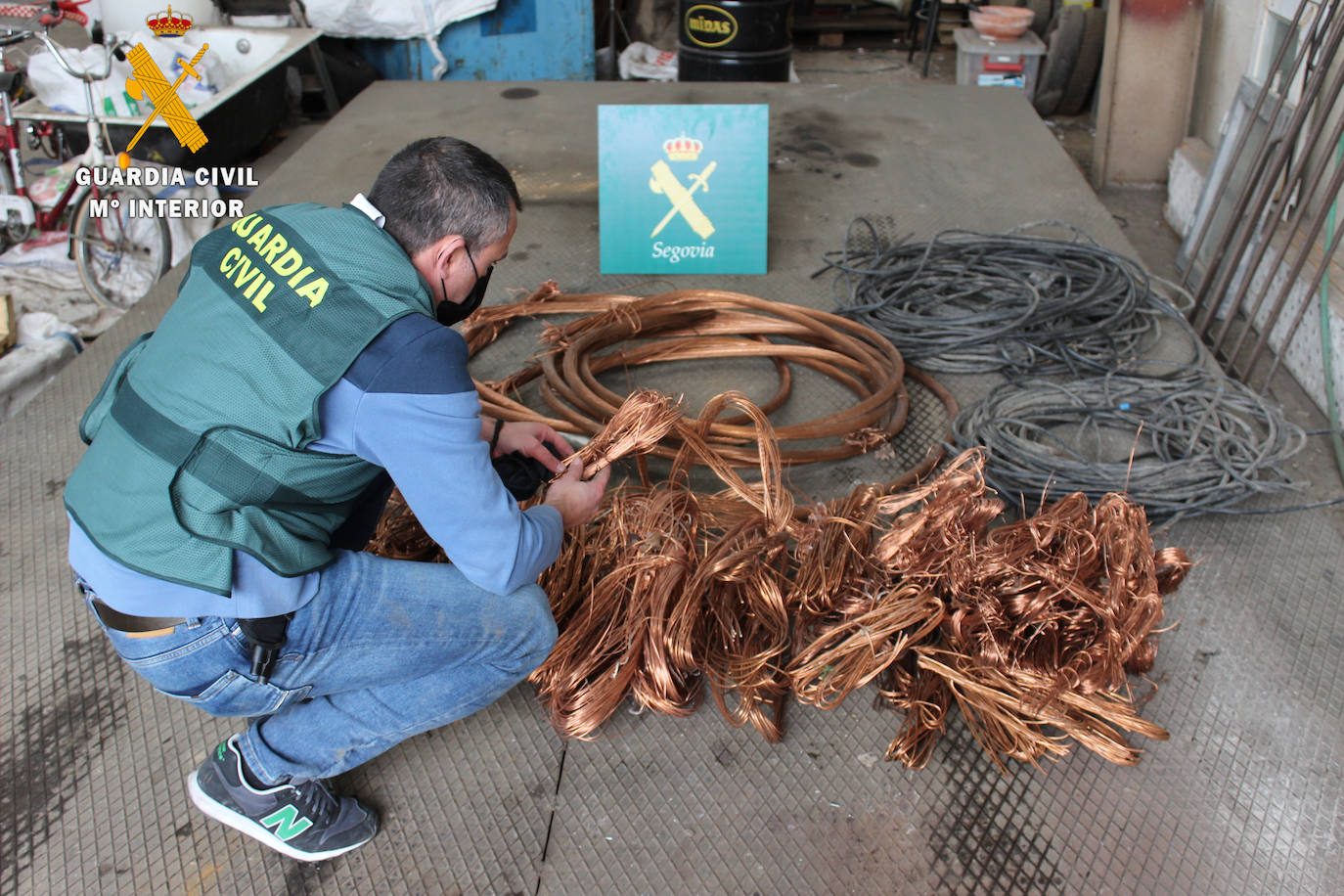 Un agente de la Guardia Civil inspecciona el cobre recuperado.