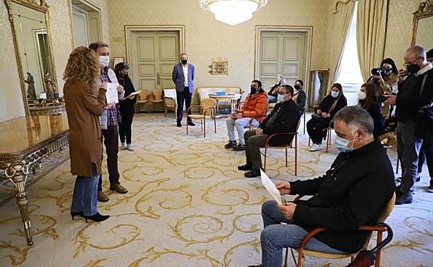 Imagen principal - Acto de entrega de los diplomas por parte de Ana Suárez en el Ayuntamiento 