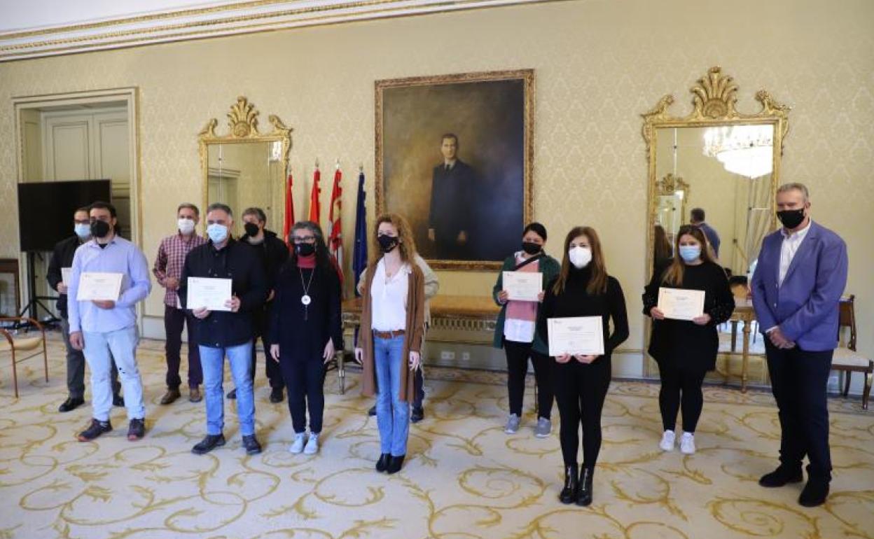 Los participantes del programa posan con sus diplomas junto a Ana Suárez 