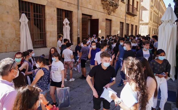 Alumnos saliendo de un exámen de la EBAU del Aulario de San Isidro 