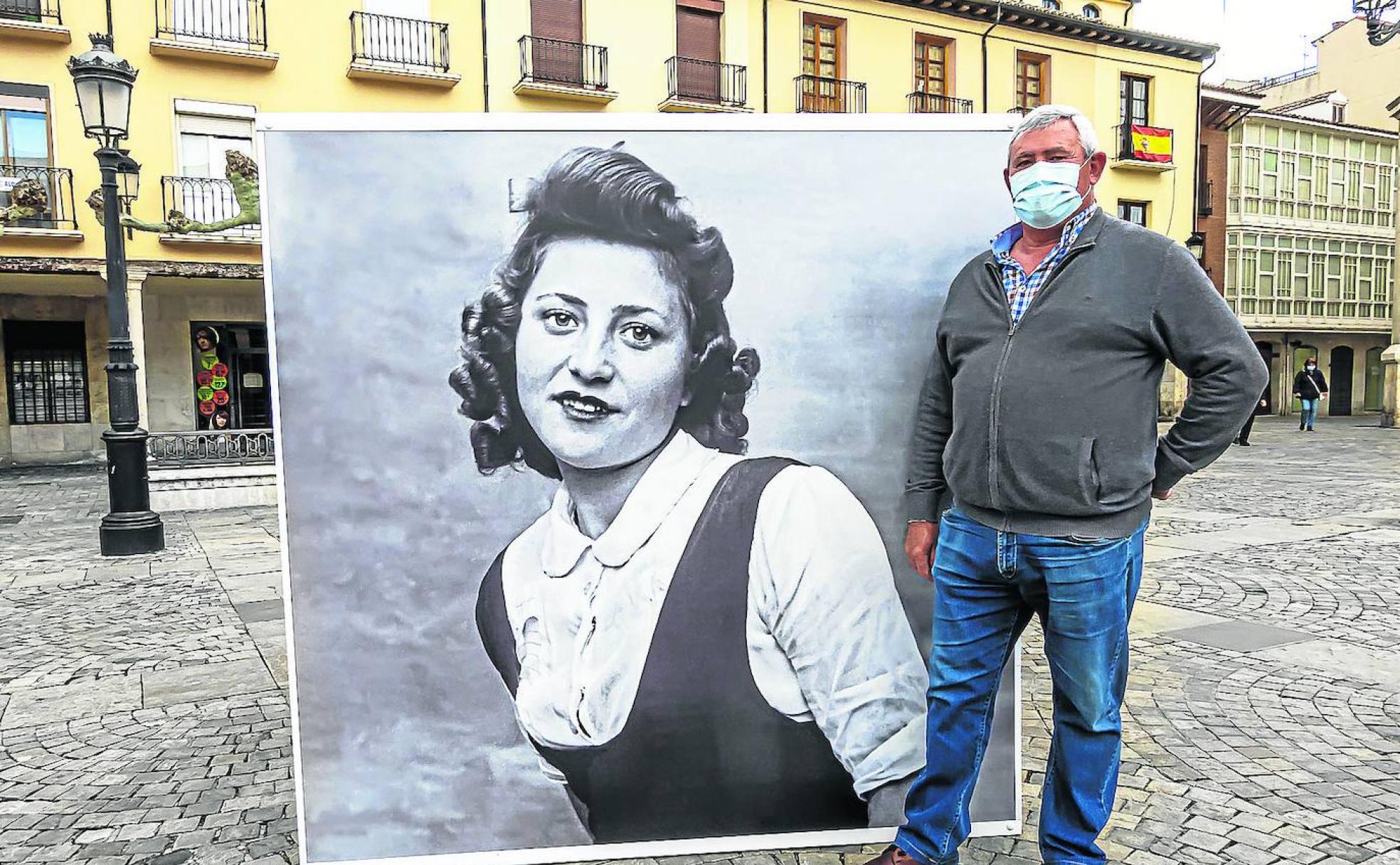 Mariano Villán posa con la imagen de su madre, Leonarda Garrido, en la Plaza Mayor.