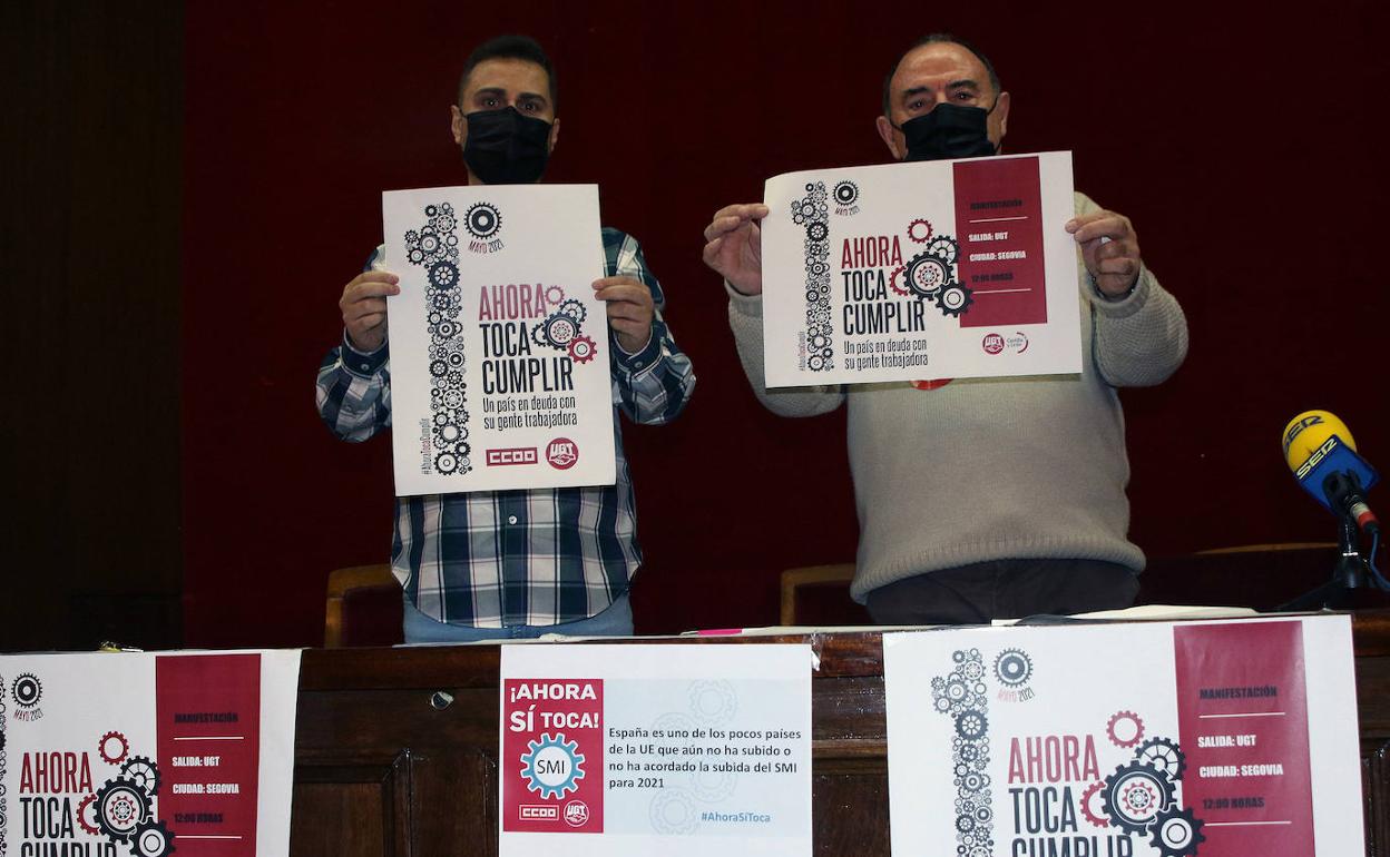 Álex Blázquez (der.) y Miguel Ángel Mateo muestran los carteles de la convocatoria del Primero de Mayo. 