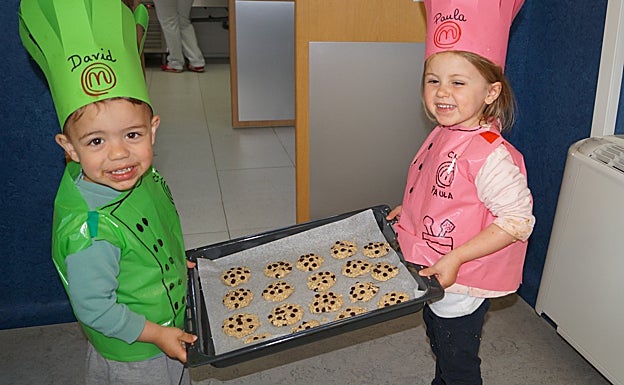 Imagen principal - Diferentes momentos del taller de cocina en el Centro Infantil 'Allendeduero'