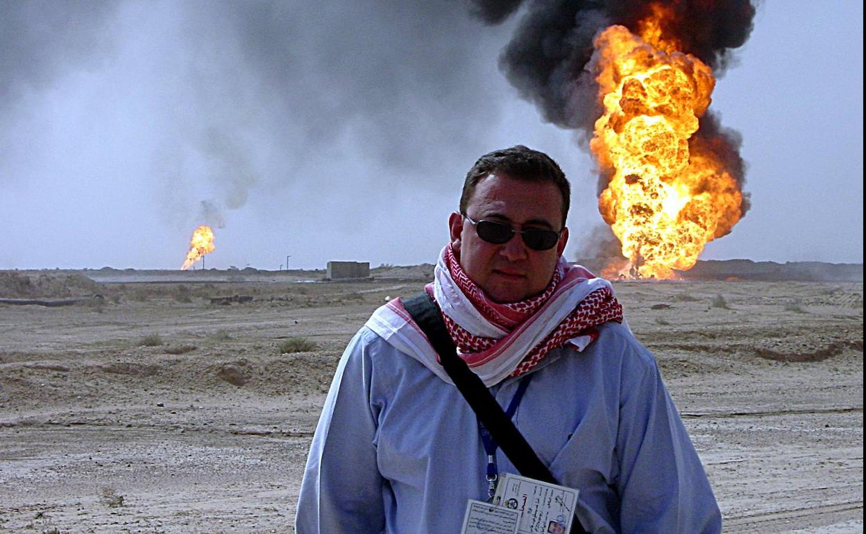 Paco Forjas, delante de los pozos incendiados en la guerra de Irak. 