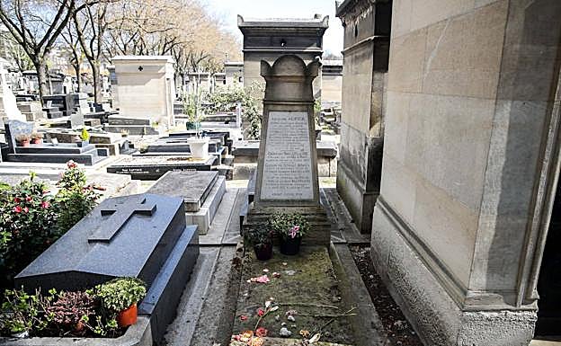 Imagen principal - Tumba de Baudelaire, retrato del poeta y portada de la nueva edición bilingüe de 'Las Flores del Mal'.