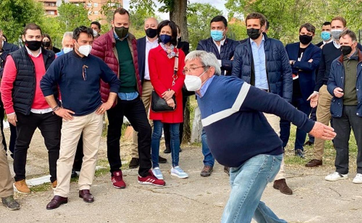 Dirigentes del Partido Popular de Ávila acompañan a Pablo Casado en un acto electoral en Madrid