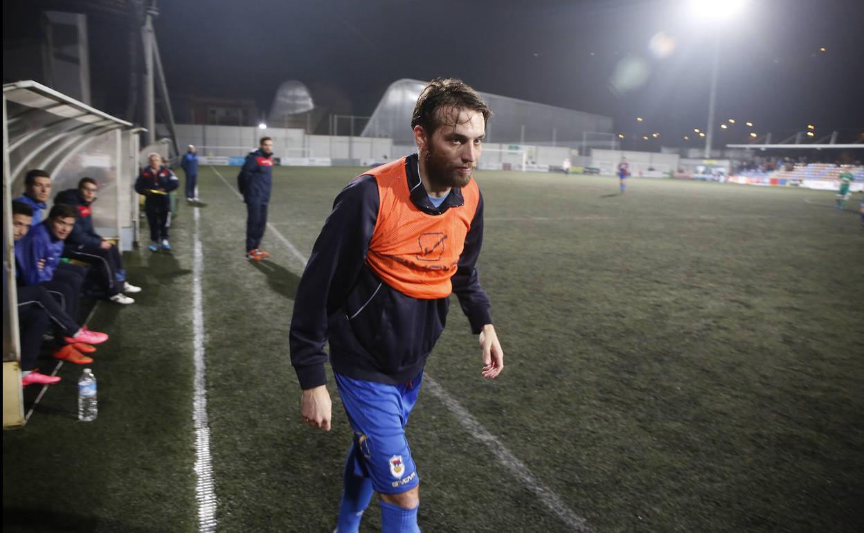 Michu, como jugador en el Langreo con su hermano Hernán como técnico, al fondo.