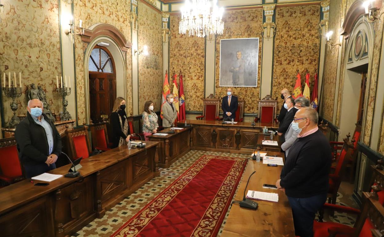 Los diputados provinciales asistentes al pleno gaurdaron un minuto de silencio por el aseinato de los peridodistas en Burkina Faso.