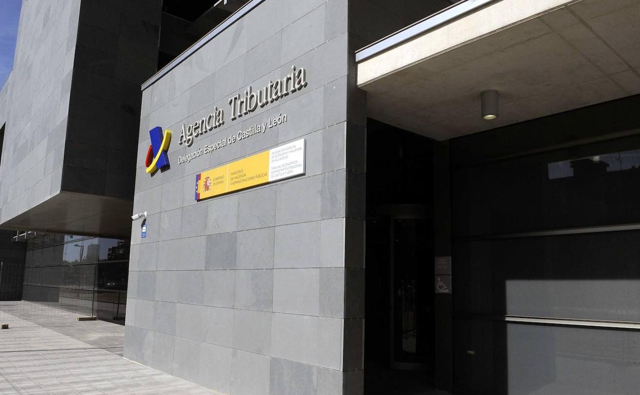 Exterior del edificio de la Agencia Tributaria en Villa de Prado.