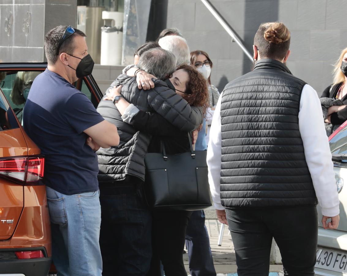 Los familiares de Roberto Fraile, en la puerta del tanatorio de El Salvador, mientras llega el coche fúnebre con los restos del reportero.