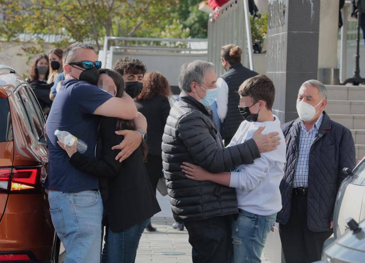 Los familiares de Roberto Fraile, en la puerta del tanatorio de El Salvador, mientras llega el coche fúnebre con los restos del reportero.