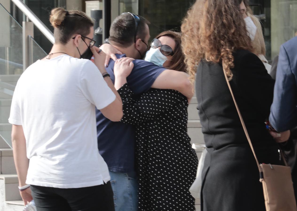 Los familiares de Roberto Fraile, en la puerta del tanatorio de El Salvador, mientras llega el coche fúnebre con los restos del reportero.