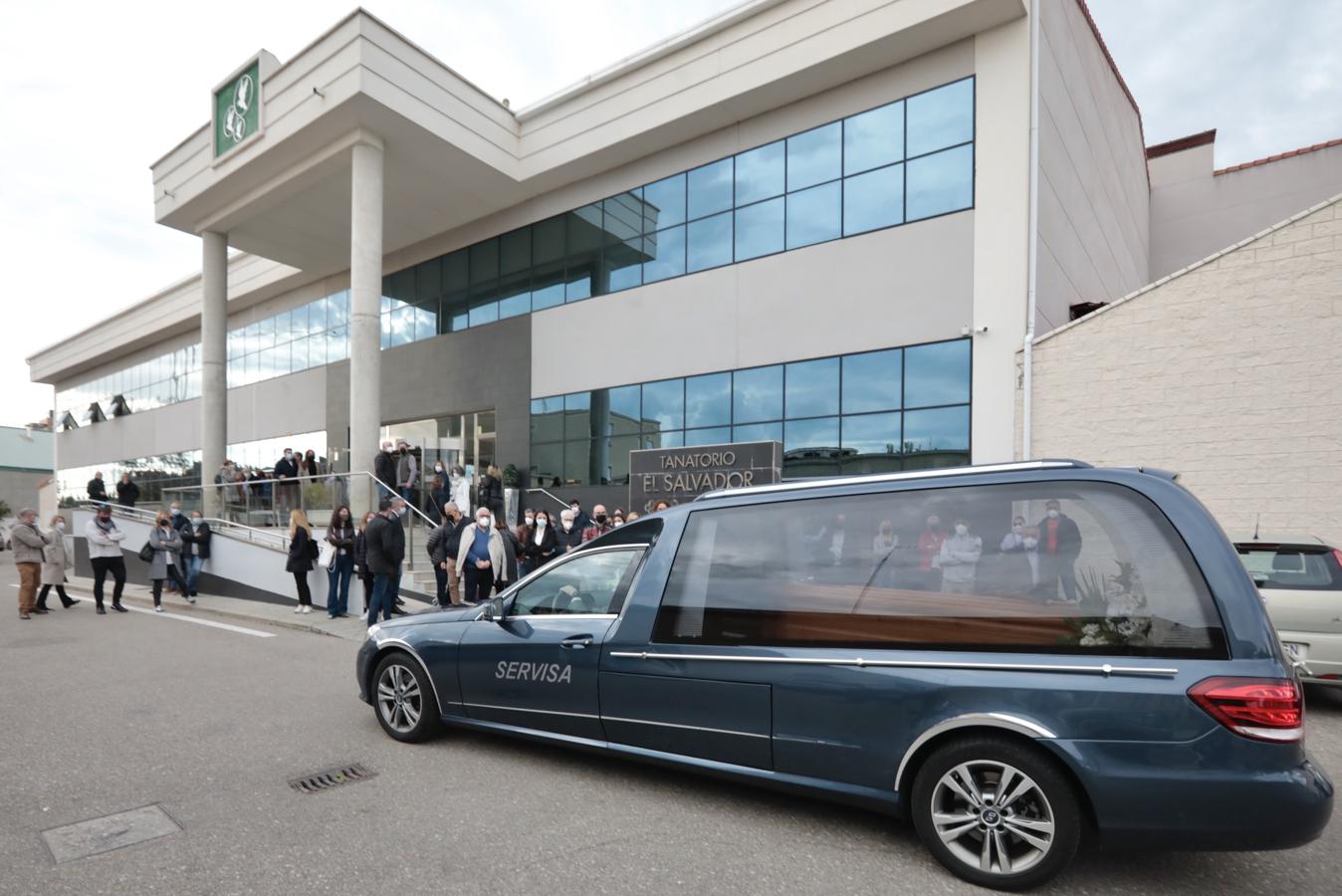 Los familiares de Roberto Fraile, en la puerta del tanatorio de El Salvador, mientras llega el coche fúnebre con los restos del reportero.