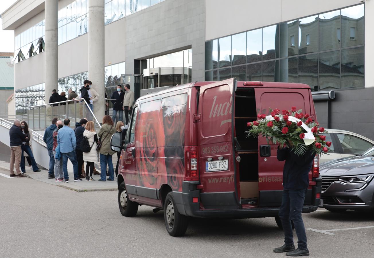 Los familiares de Roberto Fraile, en la puerta del tanatorio de El Salvador, mientras llega el coche fúnebre con los restos del reportero.