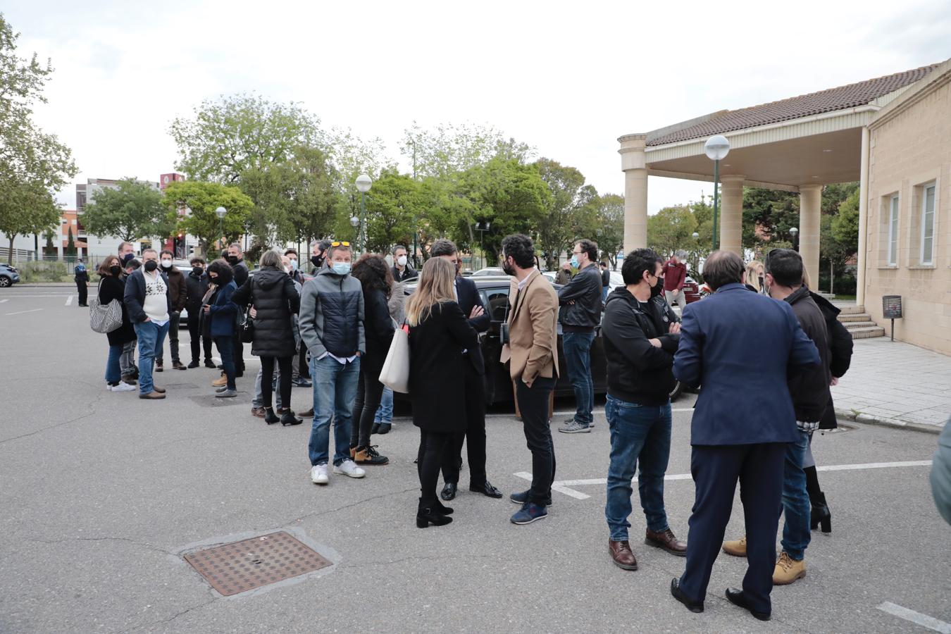 Los familiares de Roberto Fraile, en la puerta del tanatorio de El Salvador, mientras llega el coche fúnebre con los restos del reportero.