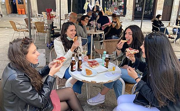 Imagen principal - 'Café Torero' en el Bar Ángel, en Ciudad Rodrigo. 