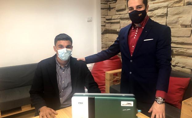 Alberto del Río (sentado) junto Alejandro Aparicio, y en primer plano, la EcofrogPro. 