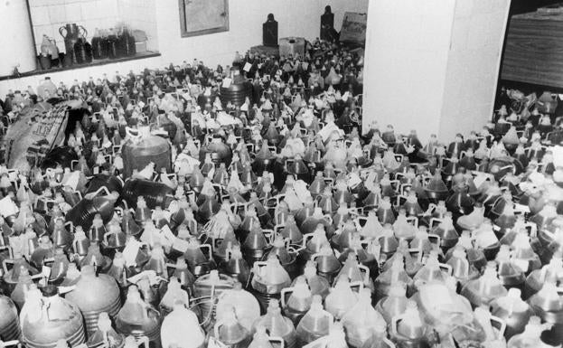 Imagen principal - Una vez efectuado el canje del aceite supuestamente tóxico por auténtico aceite de oliva, las garrafas con el aceite de colza se almacenaron en los sótanos del antiguo Hospital Provincial de Valladolid. El macrojuicio se celebró en la Casa de Campo de Madrid en 1997. En la tercera imagen, afectados por el síndrome tóxico en uno de los pasillos del Hospital Clínico de Valladolid, donde permanecían encerrados.