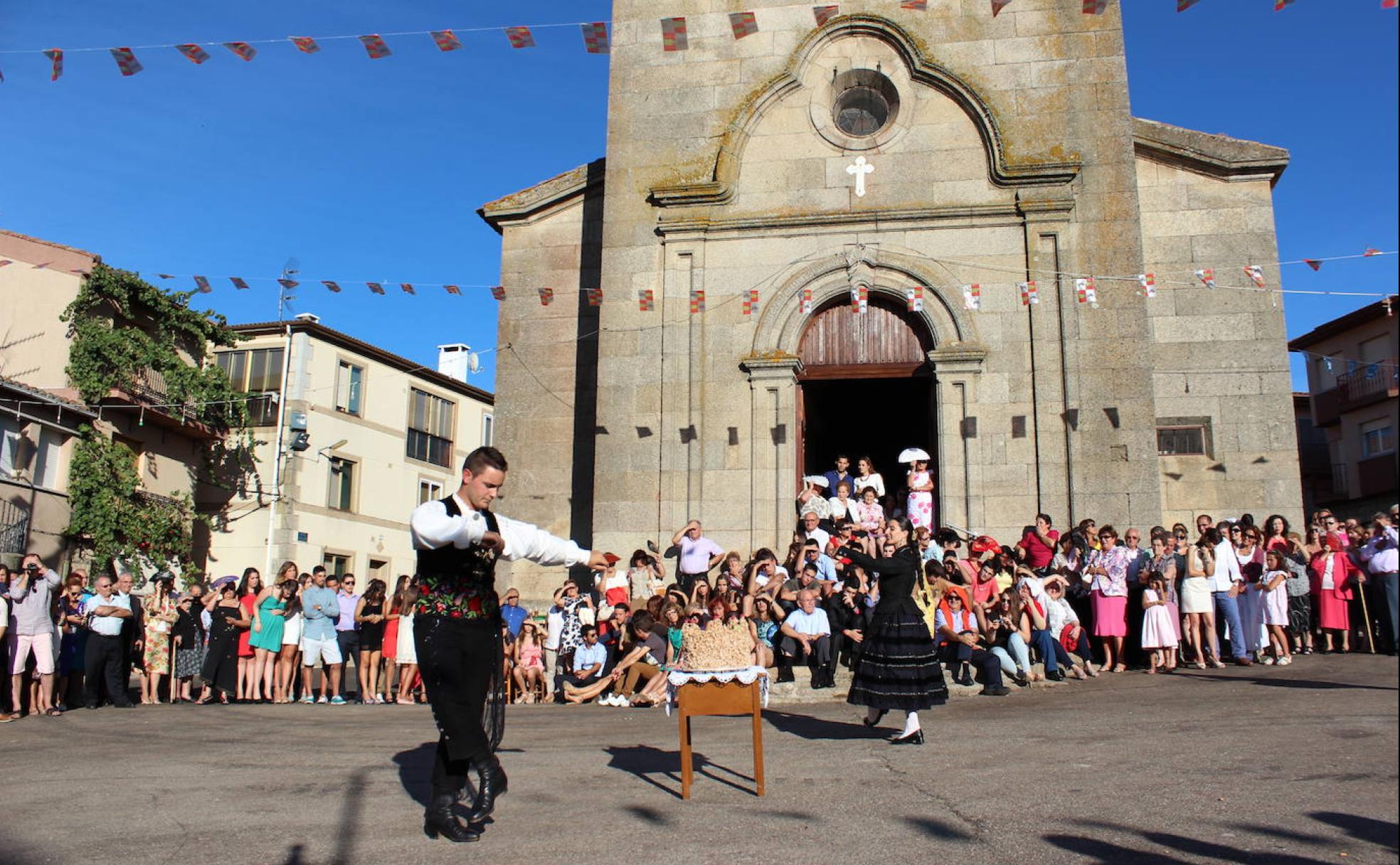 Baile de la rosca en el ofertorio de la Virgen del Árbol en Mieza.