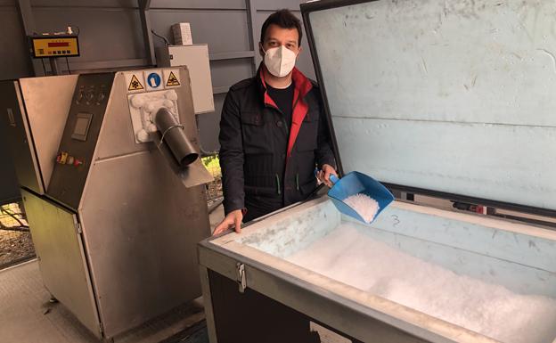 Eduardo Laherrán, con una pala recoge hielo seco. 