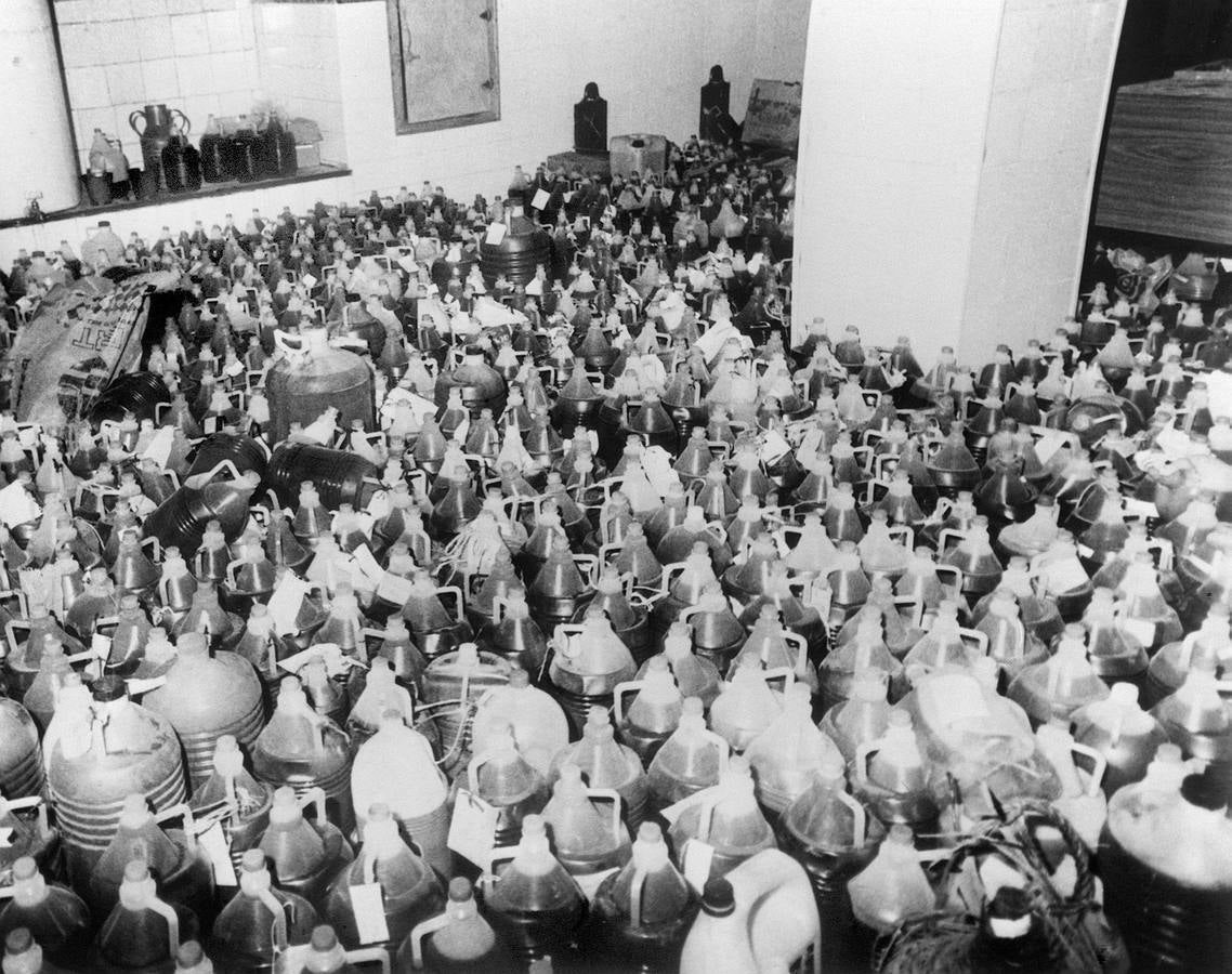 05/10/81 Una vez efectuado el canje del aceite supuestamente tóxico por auténtico aceite de oliva, las garrafas con el aceite de colza se almacenan en los sótanos del antiguo Hospital Provincial de Valladolid.