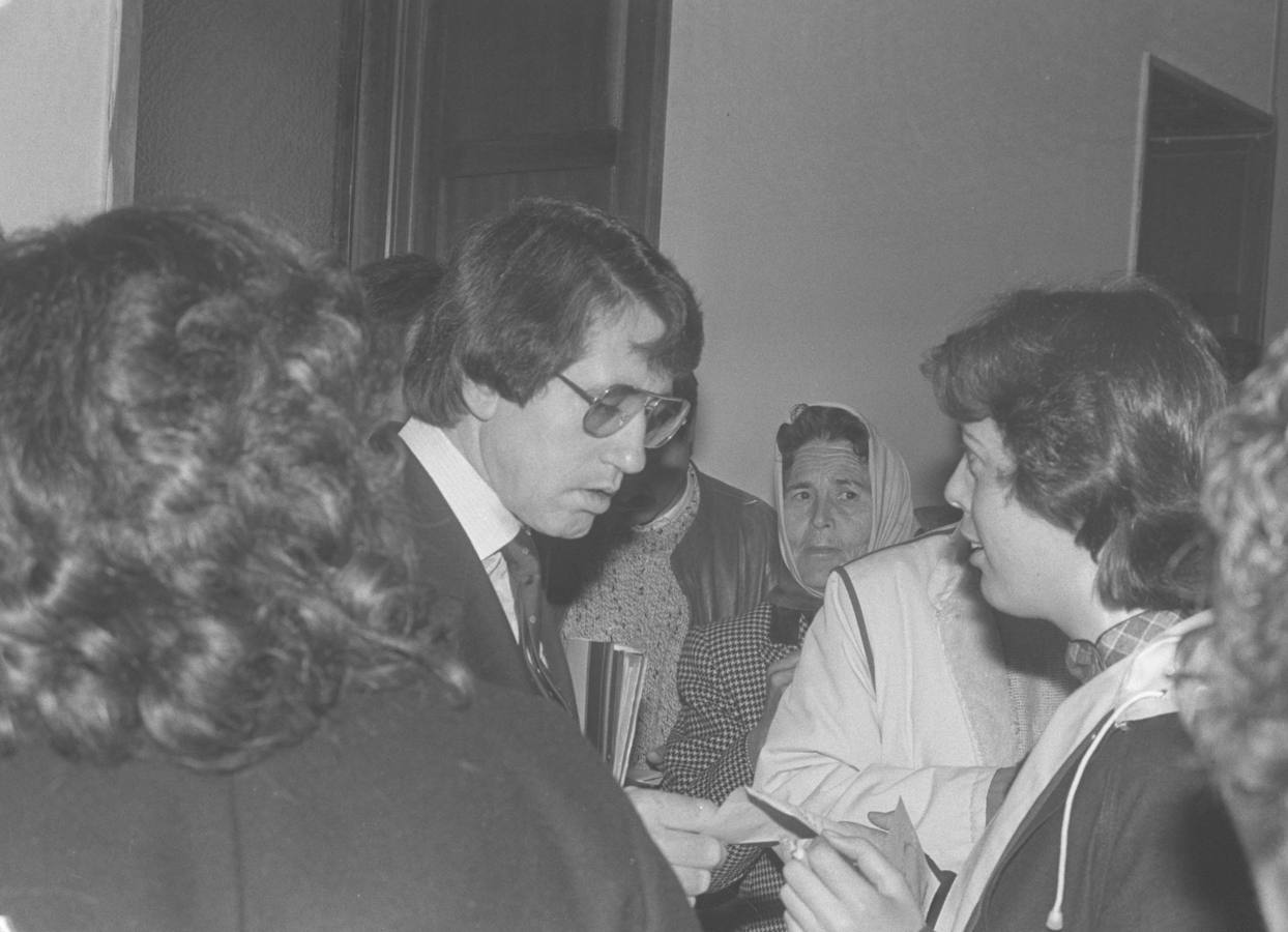 08.05.85 José Antonio Repiso, presidente de la Asociación de Afectados por el Síndrome Tóxico de Valladolid, habla con una de las afectadas antes de iniciarse el juicio contra él por insultar a la coordinadora del Plan Provincial del Síndrome Tóxico.