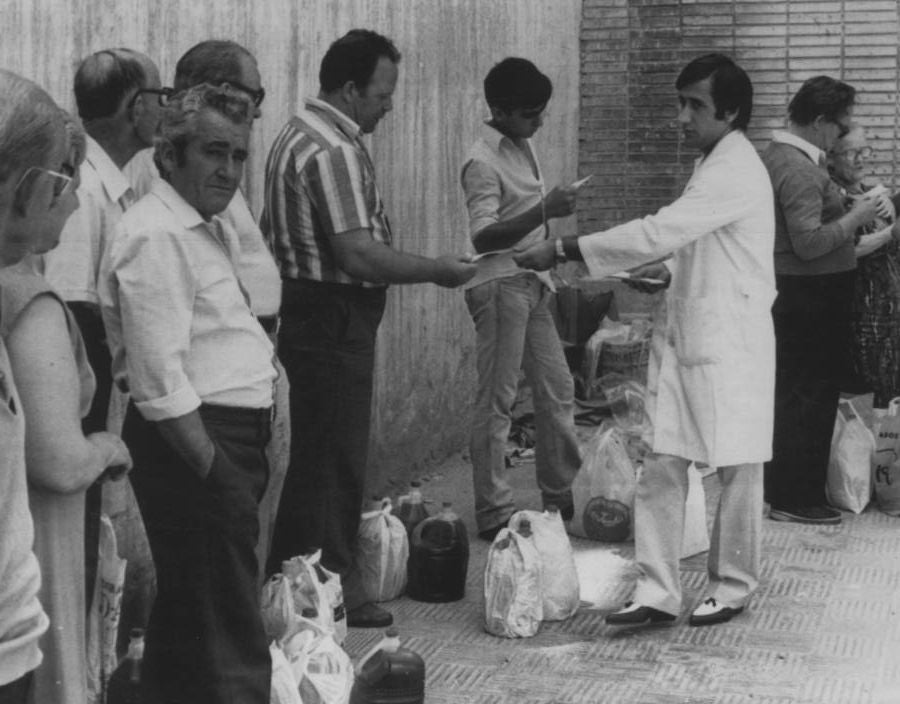 1981. Un grupo de personas cambia aceite de colza por bonos.