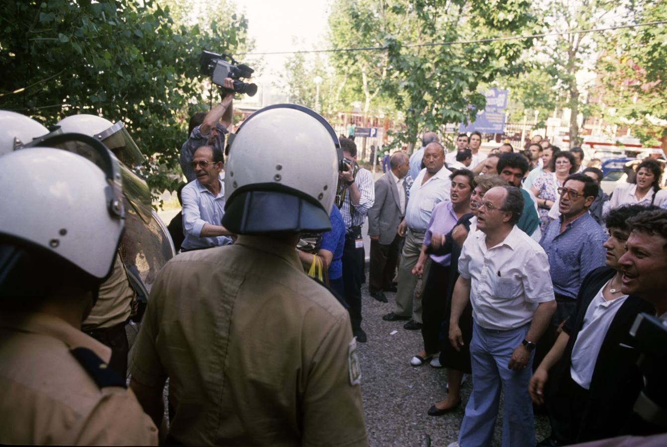 20.05.89 Varias decenas de afectados por el síndrome tóxico se acercaron, desde el pabellón de IFEMA donde seguían desde un monitor la lectura de la sentencia del llamado 'juicio de la colza', al auditorio con intención de entrar al mismo para protestar contra la resolución.