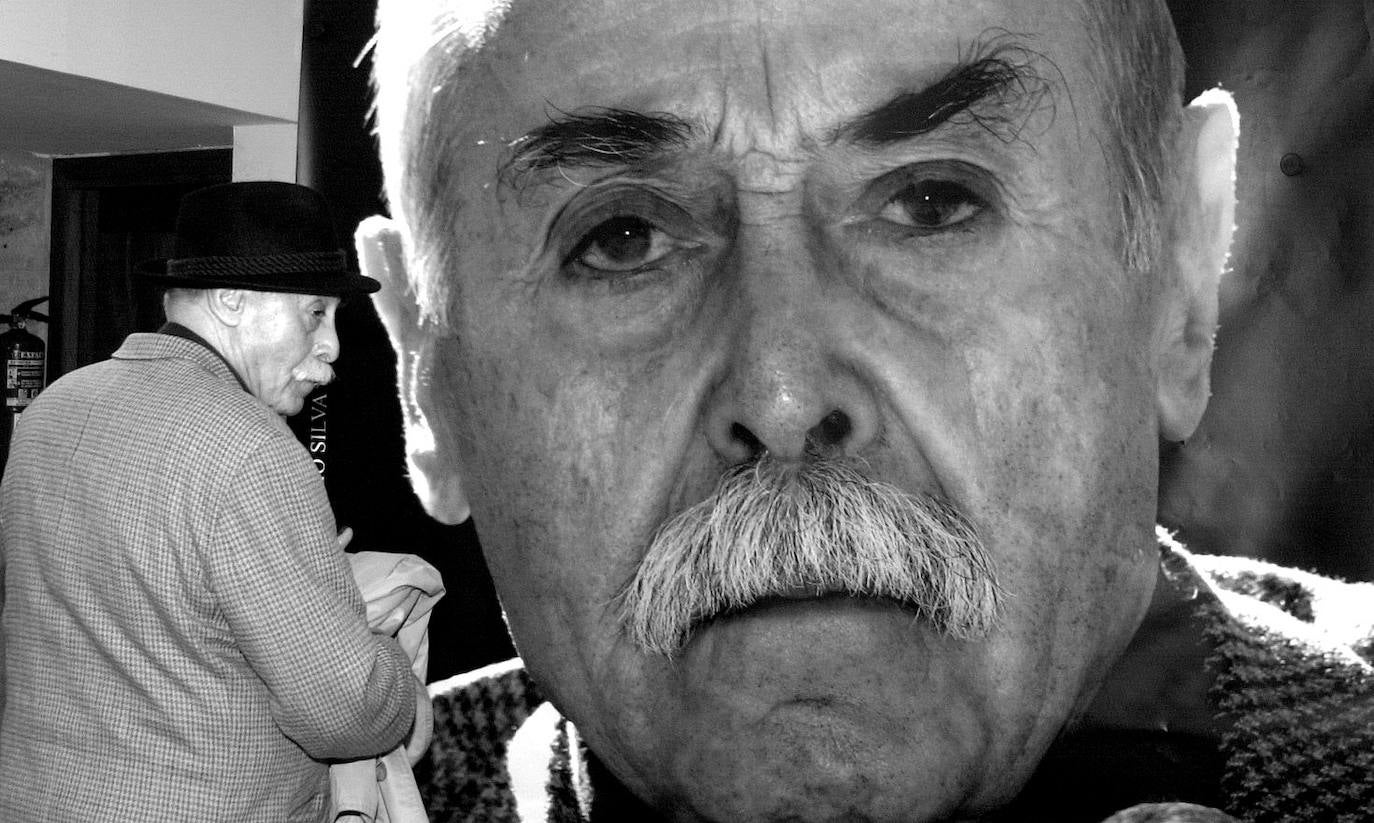 Jesús Hilario Tundidor en Zamora en 2005 a su llegada a un congreso que se celebró en homenaje a él.