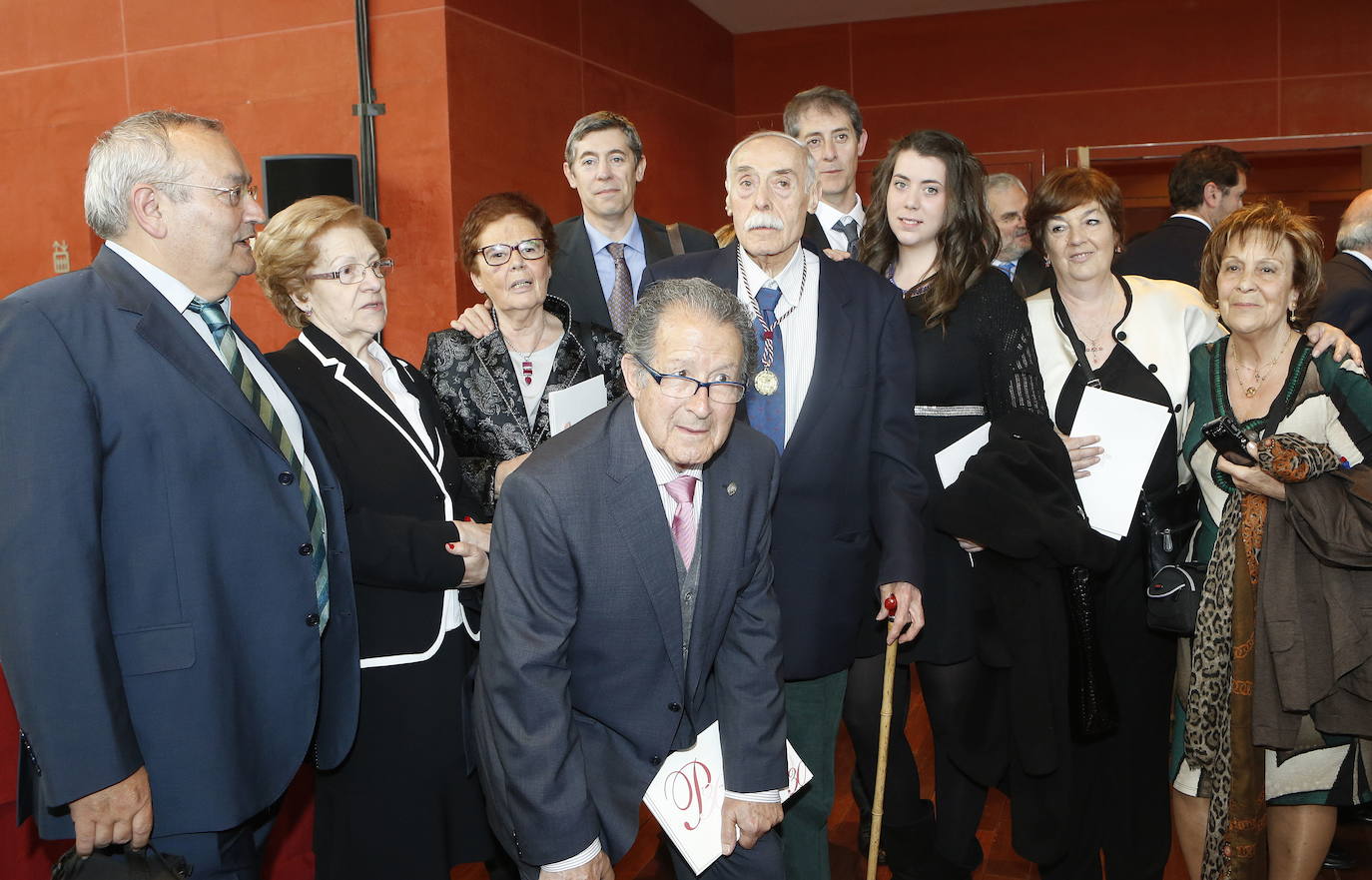 Jesus Hilario Tundidor, en el centro, con el poeta Marcelino García Velasco; su hermana Ana María, su esposa Rosario Silva, sus hijos Pedro y Fernando, su nieta Patricia y Carmen Arroyo en la entrega de los Premios Castilla y León 2013