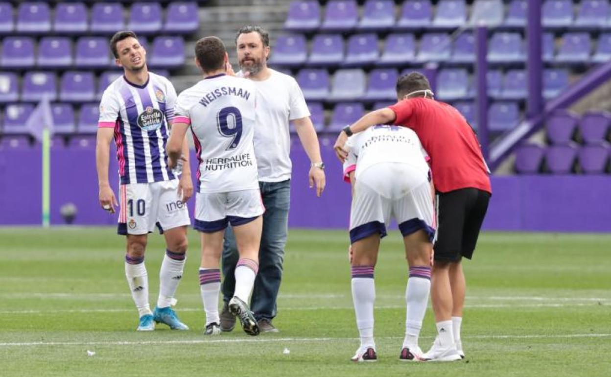 Sergio felicita a Weissman en presencia de Óscar Plano mientras Kiko Olivas se recupera del último esfuerzo tras finalizar el partido.