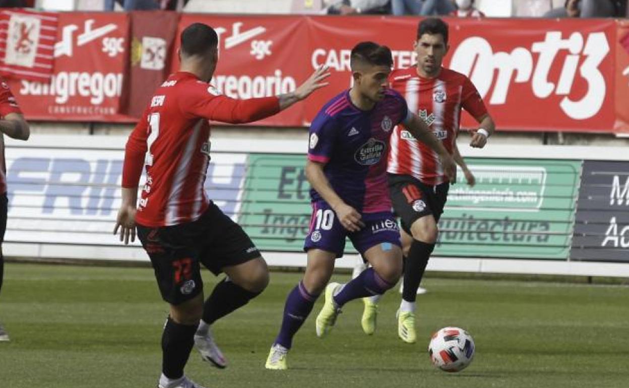 Kuki Zalazar avanza con la pelota durante el partido en el Ruta de la Plata