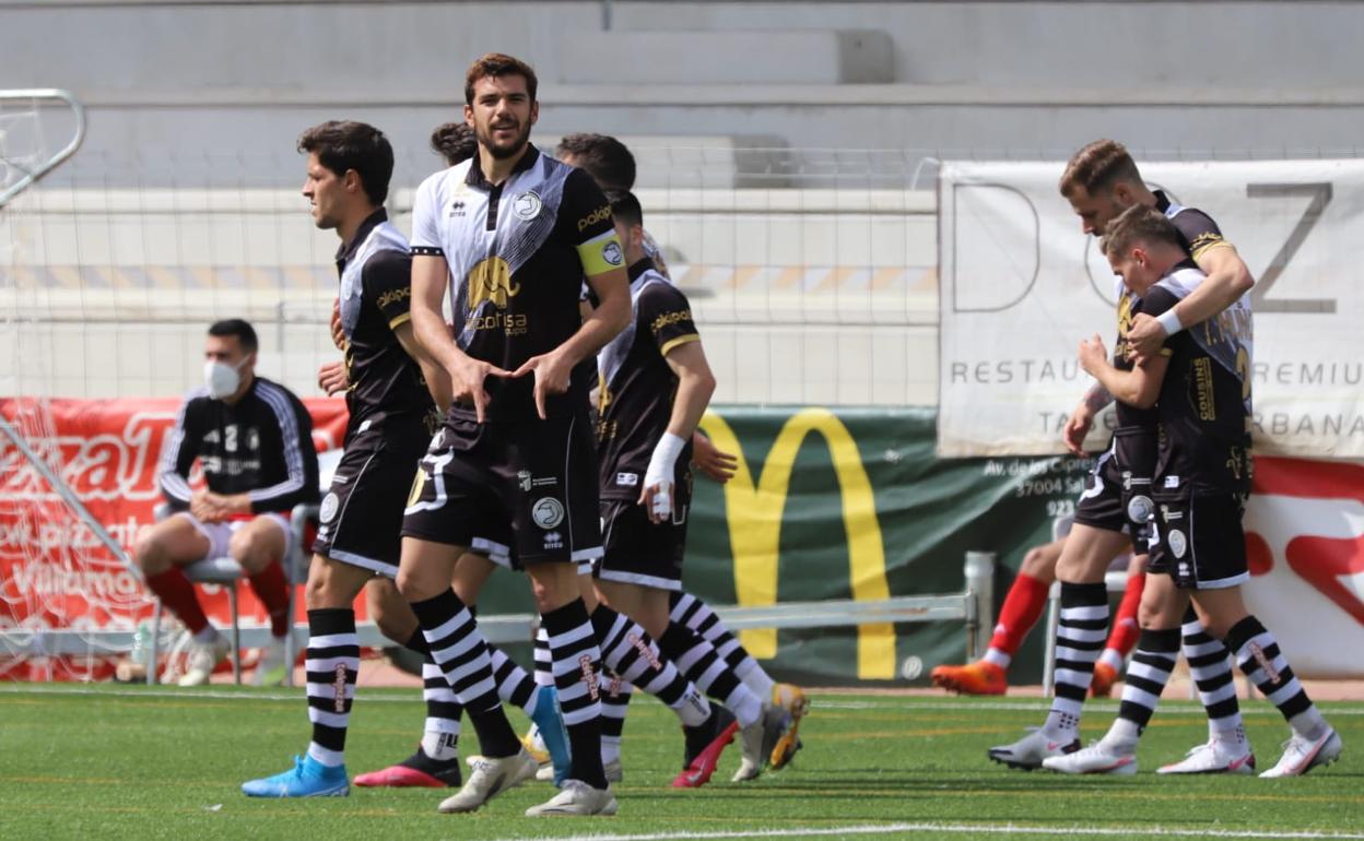 Carlos de la Nava celebra su tanto al Burgos CF. 