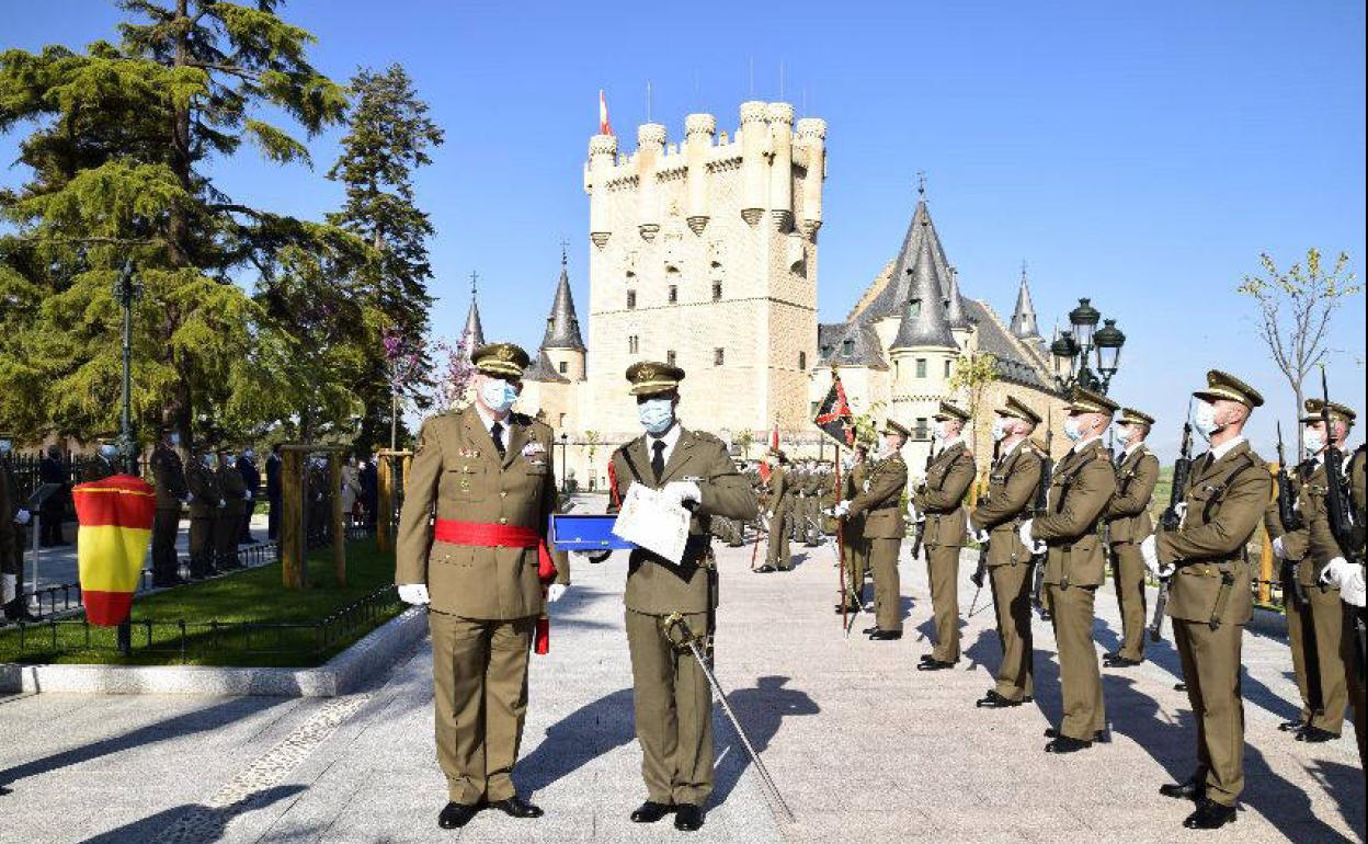 Homenaje de los artilleros a Daoiz y Velarde, los héroes del 2 de mayo de 1808, este domingo en el Alcázar de Segovia. 