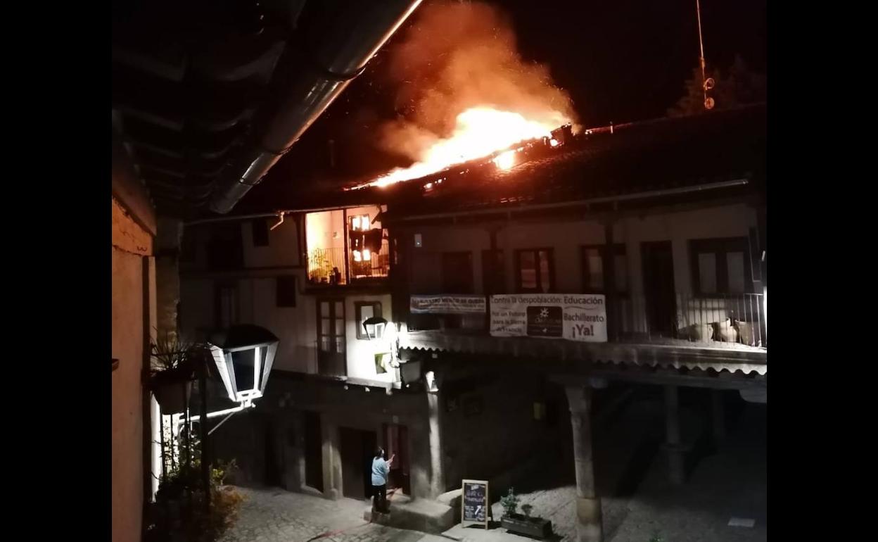 Incendio anoche en San Martín del Castañar.